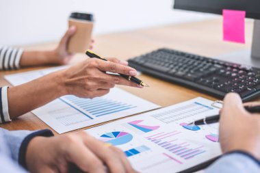 Yeni başlangıç projesi, tartışma ve analiz veri çizelgeleri ve grafikleri, bilgisayar kullanarak, iş finans ve strateji muhasebe kavram çalışma iş takım toplantısı.