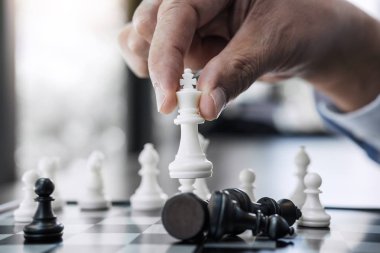 İşadamı el satranç oyunu oynamak için geliştirme analiz yeni strateji planı, iş stratejisi lideri ve ekip çalışması kavramı kazanmak ve başarı için.