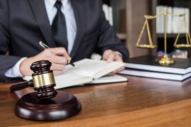 Hukuk hukuku, tavsiye ve adalet kavramı, Yargıç tokmak ve Adalet avukatları, takım elbiseli avukat veya avukat mahkeme salonunda bir belge üzerinde çalışıyorlar..