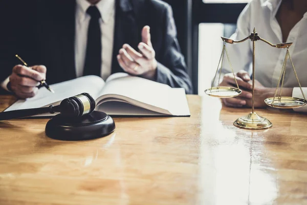 Mannelijke Advocaat Raadsman Werkzaam Rechtszaal Hebben Vergadering Met Cliënt Zijn — Stockfoto