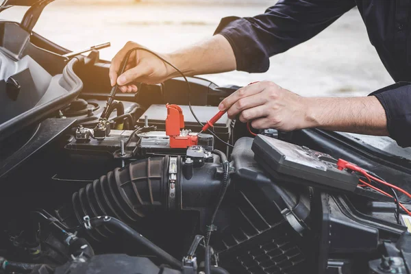 Serviços Carro Motor Máquina Conceito Automóvel Mecânico Reparador Mãos Verificando — Fotografia de Stock