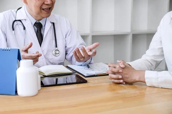 Professor Doktor Der Mit Dem Patienten Etwas Bespricht Und Behandlungsmethoden — Stockfoto