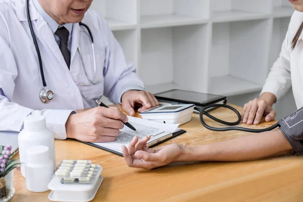 Professor Arzt Aufmerksamer Patient Misst Und Kontrolliert Blutdruck Zum Patienten — Stockfoto