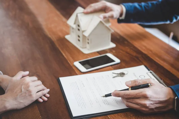 Fastighetsmäklare Agent Presentera Och Samråda Med Kunden För Beslutsfattande Underteckna — Stockfoto