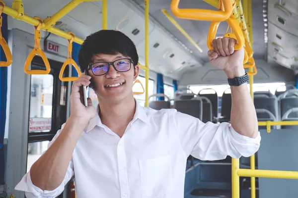 Ung Asiatisk Man Traveler Stående Buss Som Pratar Och Använda — Stockfoto