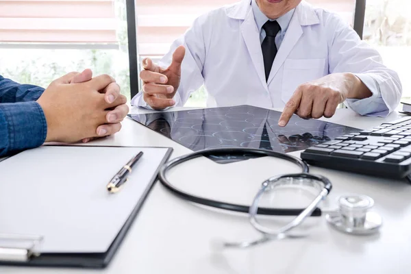 Professor Arzt Empfiehlt Eine Methode Mit Patientenbehandlung Ergebnisse Bei Der — Stockfoto