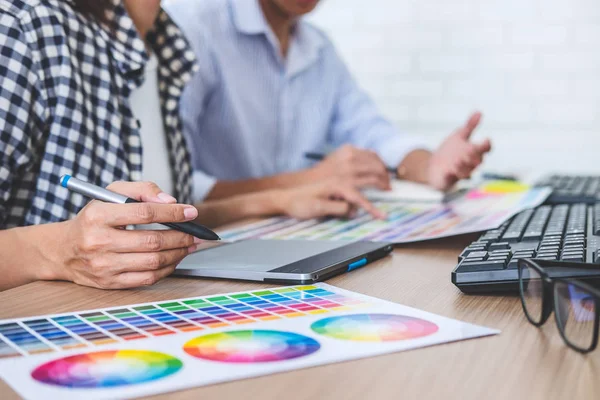 Equipo Creativo Joven Que Tiene Una Reunión Oficina Creativa Dibujo —  Fotos de Stock