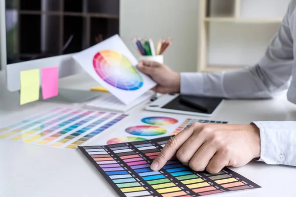 Beeld Van Mannelijke Creatieve Grafisch Ontwerper Die Werkt Aan Kleurselectie — Stockfoto