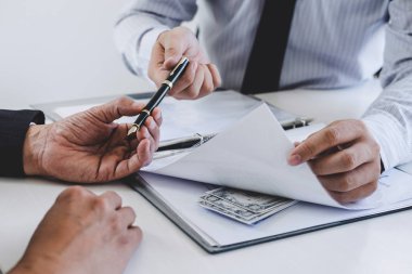 Rüşvet ve yolsuzluk kavramı, rüşvet dolar faturaları, anlaşmaya Emlak sözleşme anlaşma yaparken para veren işadamı şeklinde ve finansal kurumsal.