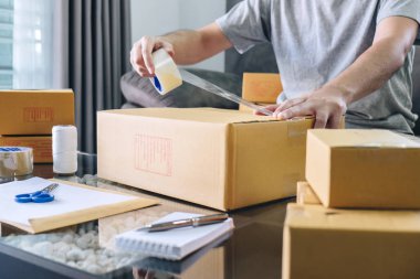 Müşteriye sevkiyat için küçük işletme paketi, genç girişimci KOBİ serbest çalışanı paketleri çevrimiçi paket teslimatı ve paket ürün hazırlama ile birlikte çalışıyor.