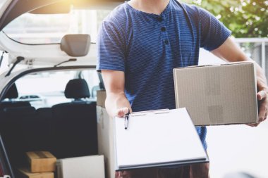 Eve teslim hizmet ve hizmet zihin, teslimatçı müşteri evin kapı önünde duran ve Pano tutan kutuları ile çalışma.