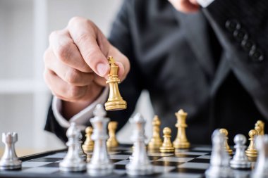Eller emin işadamı geliştirme analiz yeni strateji planı, lideri ve ekip çalışması kavramı kazanmak ve başarı için satranç oyunu oynamak.