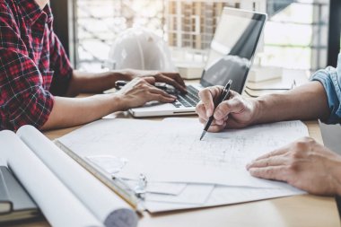 Mühendis veya mimar ortak çalışma ve araçlar model kurma ve çalışma sitesi planı mühendislik proje için toplantı İnşaat ve yapı kavramı.