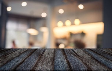 Seçici boş ahşap masa ve soyut kafe ya da restoran ürün görüntülenmesi için veya montaj için önünde arka plan bulanık.