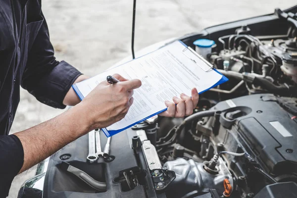 Serviços Conceito Máquina Motor Carro Automóvel Mecânico Reparador Verificando Motor — Fotografia de Stock