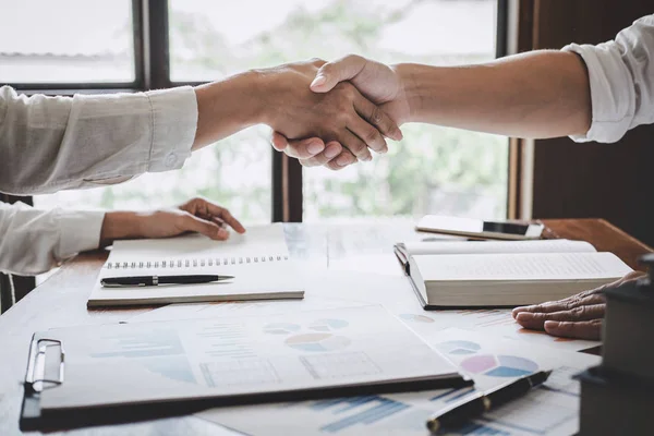 Business Handshake Dopo Aver Discusso Molto Trading Firmare Accordo Diventare — Foto Stock