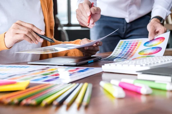Dwóch Kolegów Kreatywny Grafik Pracuje Nad Wyborem Kolorów Rysowaniem Tablecie — Zdjęcie stockowe