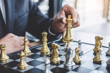 Başarı için strateji planlamak için ulaşan satranç oyunu oynarken işadamı kazanmak, yönetim ve liderlik kavramı üstesinden zorluk ve elde gol iş stratejisi planlama için düşünme.