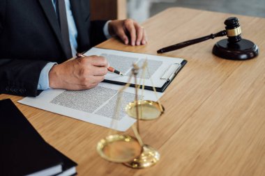 Gavel ahşap masa ve avukat veya hakim mahkeme teması, adalet ve hukuk kavramında anlaşmayla çalışıyor.