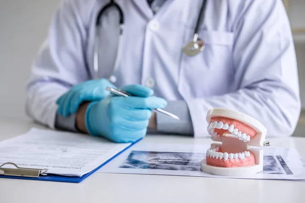 Medico Dentista Sesso Maschile Che Lavora Con Pellicole Radiografiche Dei — Foto Stock