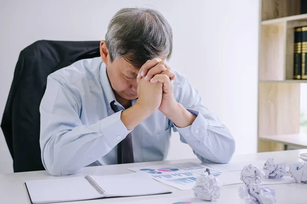 Sentindo Doente Cansado Empresário Sênior Deprimido Exausto Empresário Sua Mesa — Fotografia de Stock