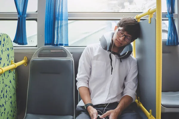 Asijský Mladík Cestující Sedí Autobuse Spí Polštářem Dopravy Cestovního Ruchu — Stock fotografie