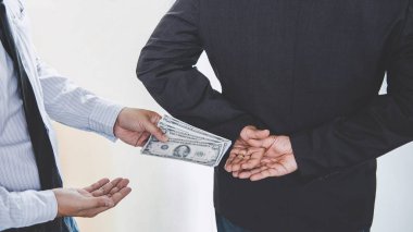 Rüşvet ve yolsuzluk kavramı, para, para yaparken veren işadamı şeklinde rüşvet anlaşması için anlaşma.