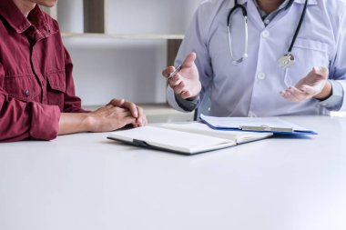 Tıp ve sağlık kavramı, Profesör Doktor ile hasta tedavi, hastanın sorunla ilgili sonuçları sonra rapor ve tavsiye bir yöntem sunan.