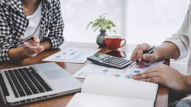 Girişim projesi, tartışma ve analiz verileri, çizelgeler ve grafikler, bilgisayar kullanımı, işletme finansmanı ve strateji muhasebe kavramı ile çalışan günlük takım toplantıları.