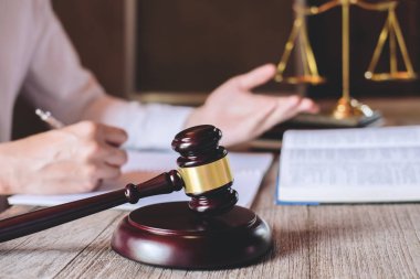 Erkek avukat veya hukuk kitapları, tokmak ve denge, çalışma Yargıç office, hukuk ve adalet kavramı tablo durum raporu.