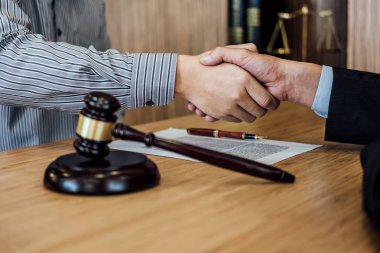 İyi işbirliği, iş adamı el sıkışma erkek avukat iyi bir anlaşma, sözleşme, Toplantı ve işbirliği kavramı tartışmaya sonra sonra el.