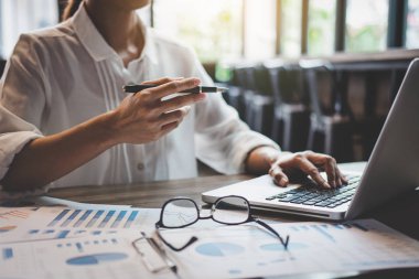 Profesyonel iş, çalışan iş kadın ve analiz işyerinde iş strateji ve Pazar büyüme yeni proje için mali belge veri grafiği ile Laptop.