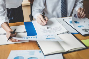 Konferans, finansal veri ile çalışma analiz tartışmak ve büyüme rapor grafik takım, Toplantı konuşurken beyin fırtınası iletişim kavramı pazarlama iş takım meslektaşları çalışan Co.