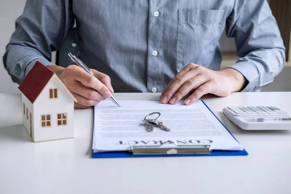 Zakenman Werken Doen Financiën Kosten Van Berekening Van Onroerend Goed — Stockfoto