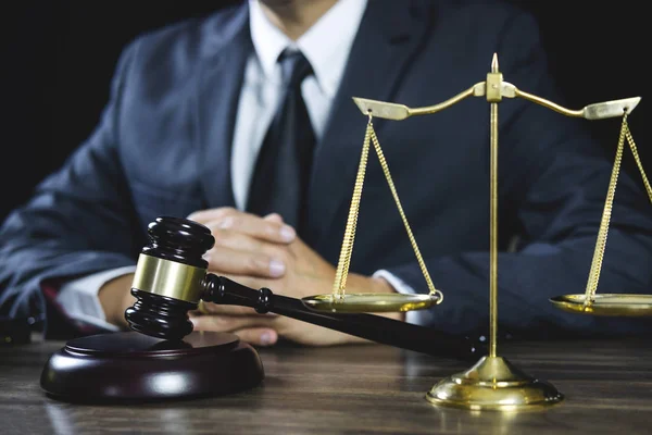 法的な法律 正義の弁護士アドバイス小槌と正義 カウンセラーやテーブルと論文で座っている法廷の弁護士の男性の体重計と裁判官小槌 — ストック写真