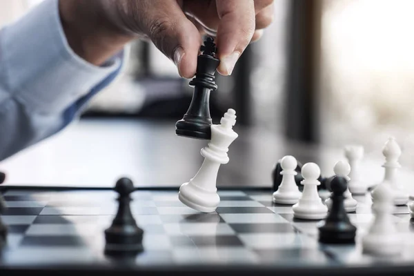 Χέρια Των Συναδέλφων Αυτοπεποίθηση Επιχειρηματίας Παίζει Σκάκι Ανάπτυξη Ανάλυση Νέα — Φωτογραφία Αρχείου