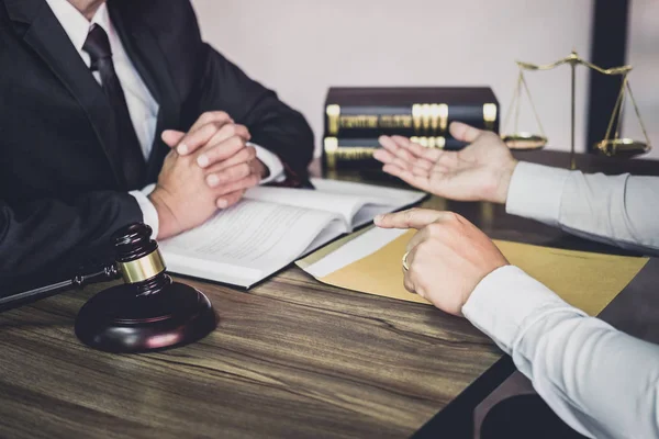 Hombre Negocios Abogado Masculino Juez Consultan Teniendo Reunión Equipo Con —  Fotos de Stock