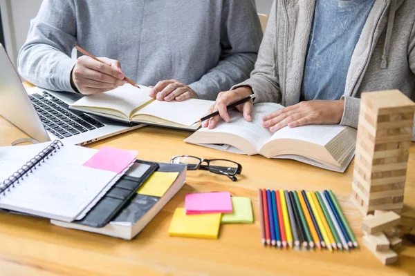 Studiebegeleider Studentengroep Van Middelbare School Zit Achter Een Bureau Bibliotheek — Stockfoto