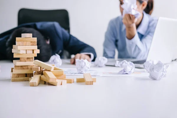 Jefe Equipo Ejecutivo Sintiendo Estrés Serios Negocios Fallidos Socios Sosteniendo — Foto de Stock