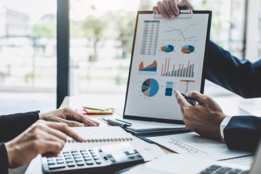 Şirket büyümesi projesini tartışan finans müdürü toplantısı başarılı mali istatistikler, strateji planı için belge, dizüstü bilgisayar ve dijital tabletle çalışan profesyonel yatırımcı.