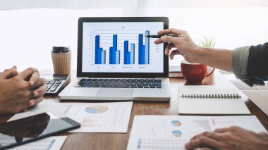 Şirket gelişigüzel yöneticisi sunar ve tartışır şirket büyüme projesi başarı finansal istatistikleri, profesyonel yatırımcı belge ile strateji planı için çalışma başlatır.