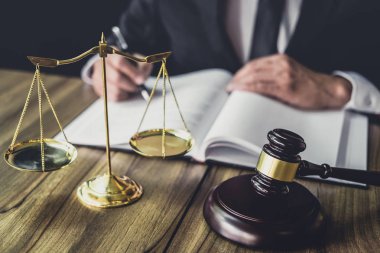 Adalet avukatlar, ahşap masa ve danışman veya erkek avukat hukuk bürosu Office belgeleri üzerinde tokmak tokmak Yargıç. Yasal hukuk, tavsiye ve adalet kavramı.