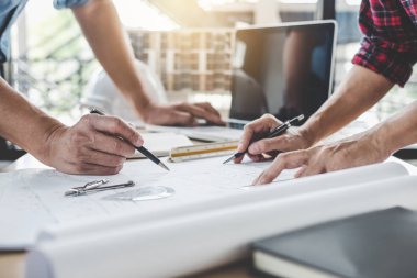 Mühendis veya mimar ortak çalışma ve araçlar model kurma ve çalışma sitesi planı mühendislik proje için toplantı İnşaat ve yapı kavramı.