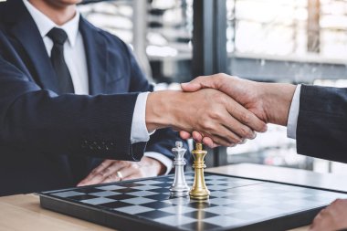 Sonra satranç oyun ulaşan oynarken son plan başarı için el sallayarak, üstesinden zorluk ve sağlanması hedefleri iş stratejisi kazanmak, yönetim ve liderlik kavramı iki iş adamı.