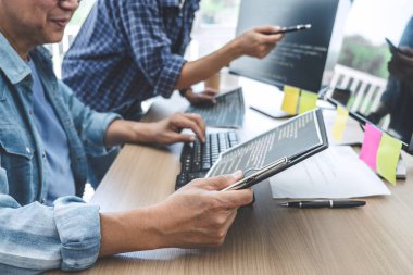 Kodları yazma ve veri kodunu yazarak şirket ofisi, iki profesyonel programcılar gelişmekte olan programlama ve Web sitesi bir yazılımda çalışma işbirliği geliştirmek.