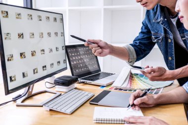 Renk seçimi üzerinde çalışma ve çizim işyerinde grafik tablet, renk renk örneği örnekleri grafik seçimi boyama genç meslektaşları yaratıcı grafik tasarımcı ekibi.