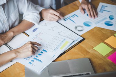 Co çalışma Konferansı, iş takım mevcut toplantı çalışma Analiz mali veri ile tartışmak ve büyüme rapor grafik takım pazarlama finans, muhasebe, yatırım.