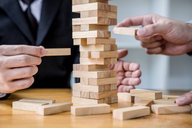 Görüntüleri el koyarak ve ahşap blok Kulesi, alternatif risk kavramı, plan ve strateji iş, Risk için yapmak iş büyüme kavramı ile ahşap bloklar çekerek iş adamları.