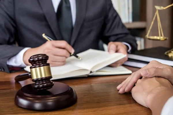 Rechter Hamer Met Schubben Van Justitie Zakenvrouw Mannelijke Advocaten Counselor — Stockfoto