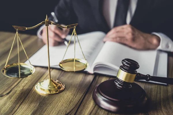 Keurmeester Hamer Met Justitie Advocaten Hamer Houten Tafel Counselor Man — Stockfoto